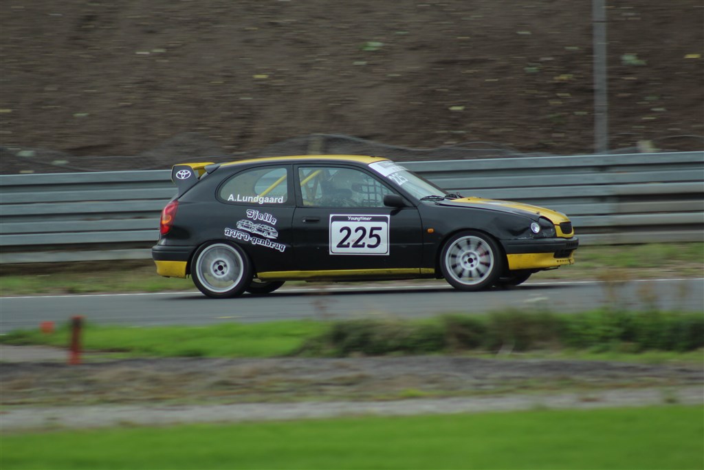 Anders Lundgaard var weekendens positive overraskelse i Heat 3. Rallycross generne kom ham til gode hele to gange – første gang da han skulle grave sig ud af gruset, og anden gang under det meget nedsatte vejgreb under de monsunlignende tilstande.
(Foto: JJ Media)